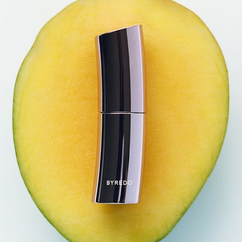 Χείλη για φίλημα: Αυτό το balm με άρωμα mango βρίσκεται ήδη στη summer bag μας - εικόνα 1