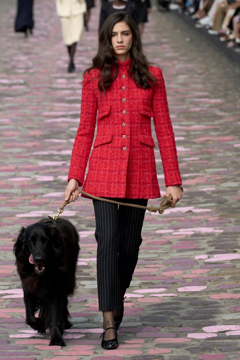 Chanel Fall-Winter 2023/2024 Haute Couture: Η εικόνα της Virginie Viard για το τι σημαίνει να είσαι Παριζιάνα - εικόνα 6