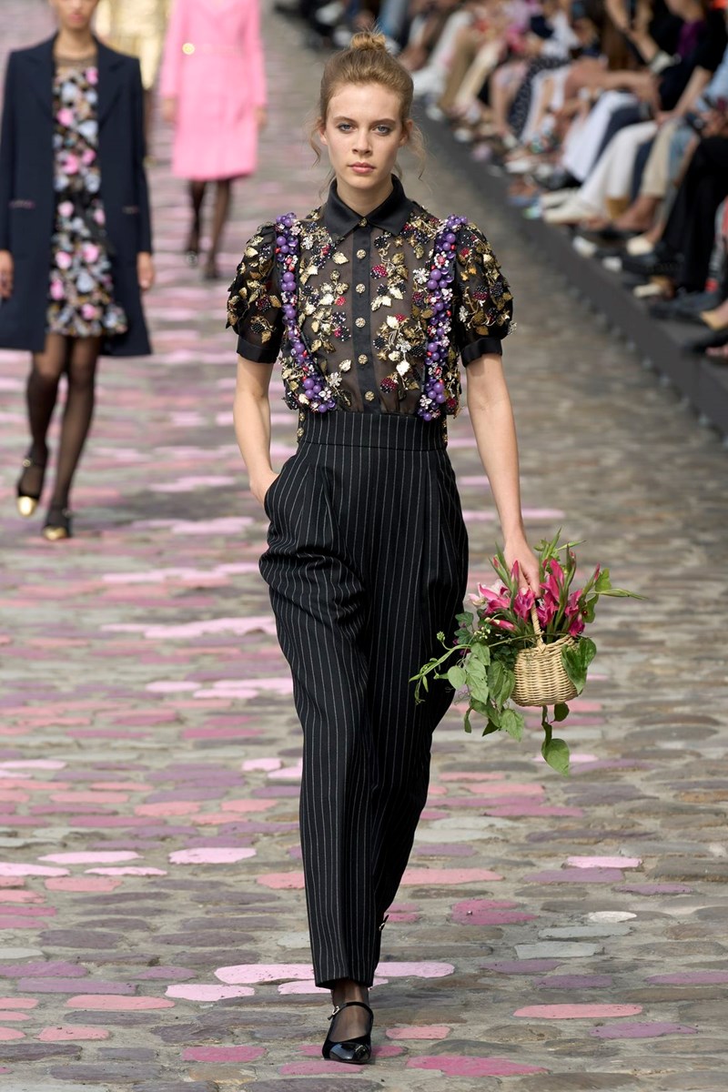 Chanel Fall-Winter 2023/2024 Haute Couture: Η εικόνα της Virginie Viard για το τι σημαίνει να είσαι Παριζιάνα - εικόνα 8