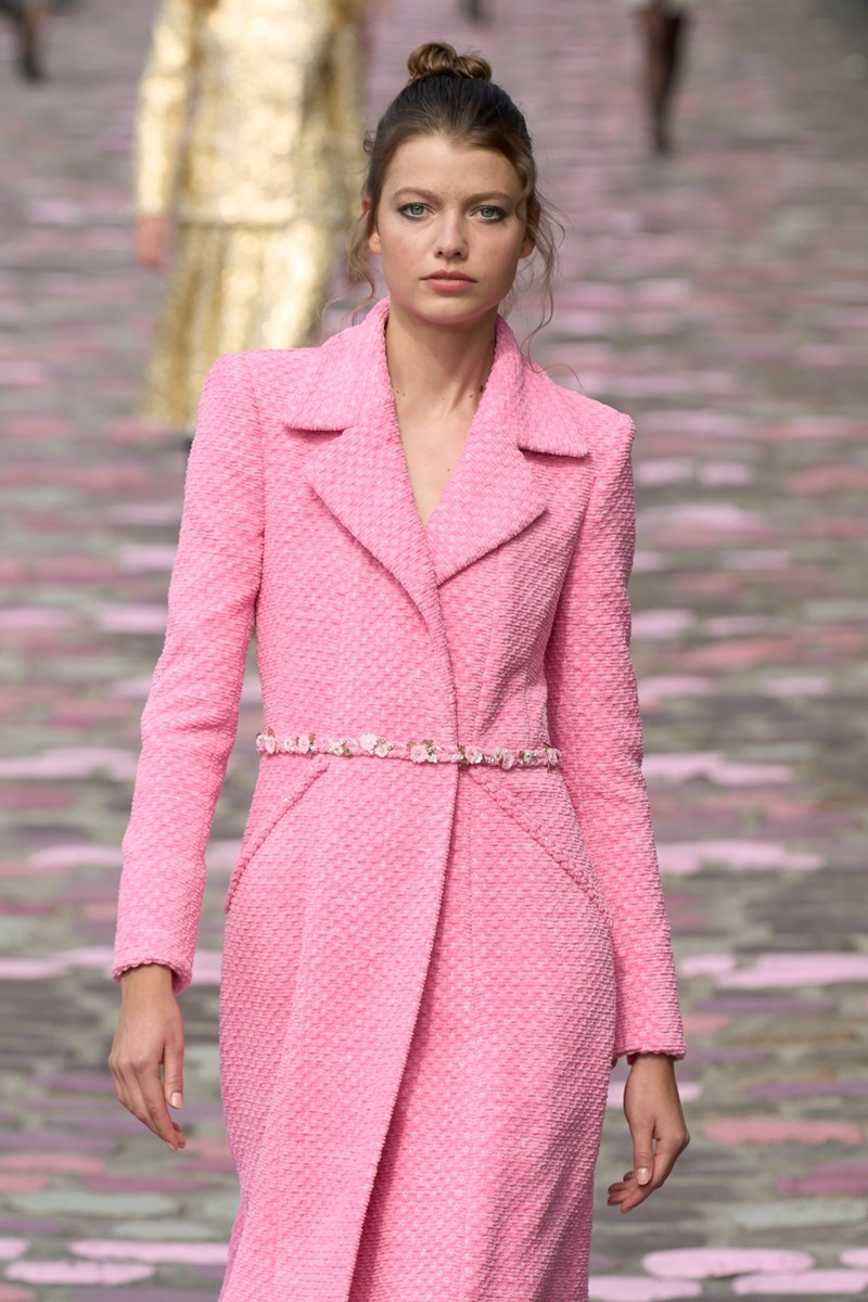 Στο show της Chanel είδαμε το πιο εύκολο και chic χτένισμα για το καλοκαίρι - εικόνα 2