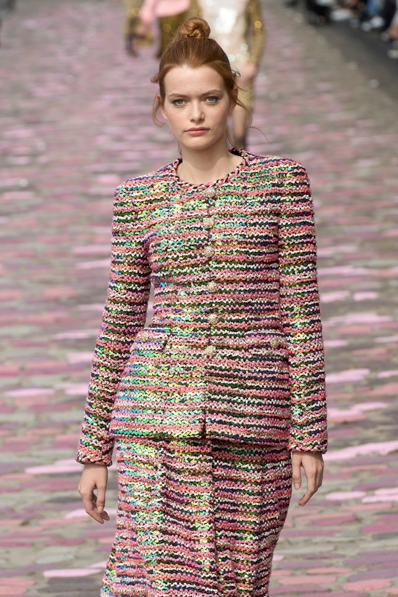 Στο show της Chanel είδαμε το πιο εύκολο και chic χτένισμα για το καλοκαίρι - εικόνα 1