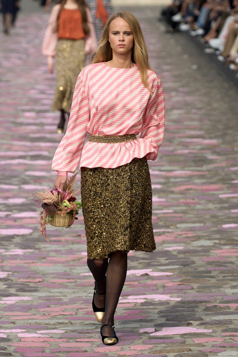 Chanel Fall-Winter 2023/2024 Haute Couture: Η εικόνα της Virginie Viard για το τι σημαίνει να είσαι Παριζιάνα - εικόνα 9