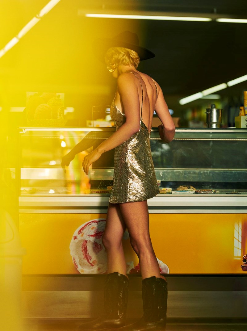 Rock 'n' roll look: Τα λαμπερά outfits κυριαρχούν στην γκαρνταρόμπα του καλοκαιριού - εικόνα 2