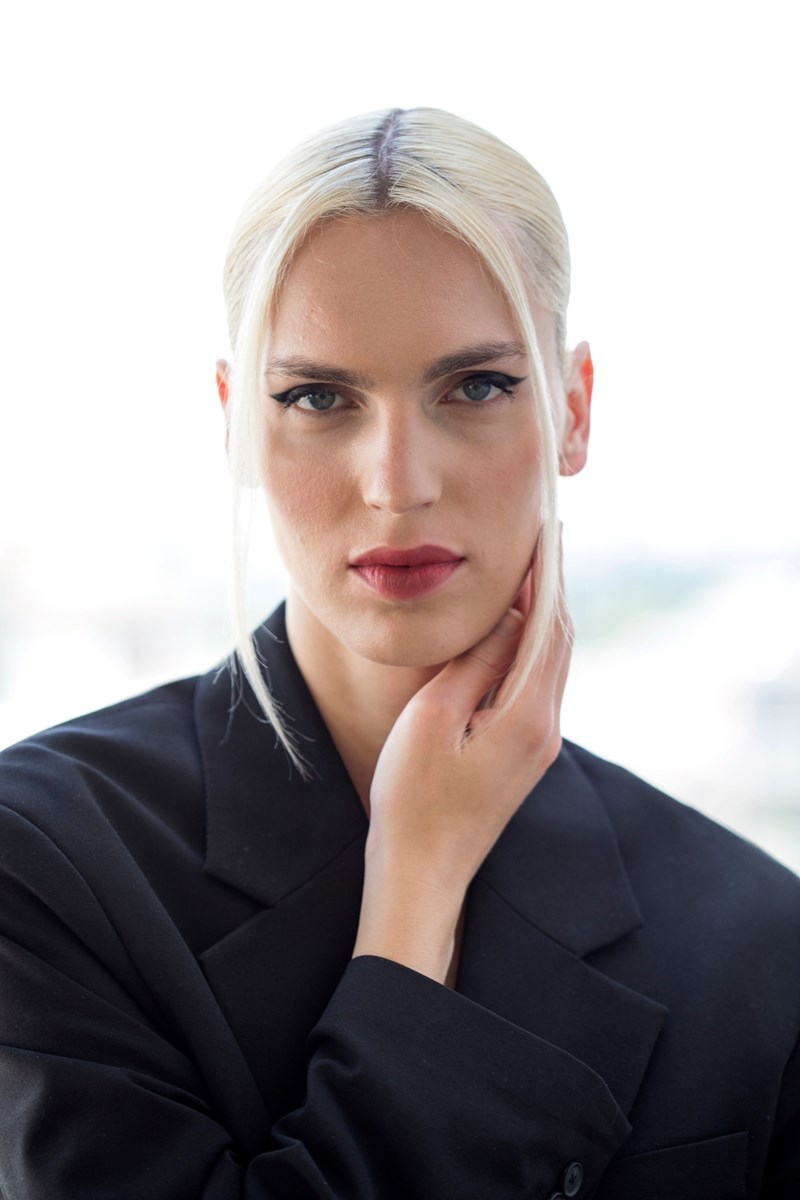 Δείτε πώς το μοντέλο Katy Gramma φέρνει ένα εκλεπτυσμένο μακιγιάζ με ένταση στα μέτρα της - εικόνα 4