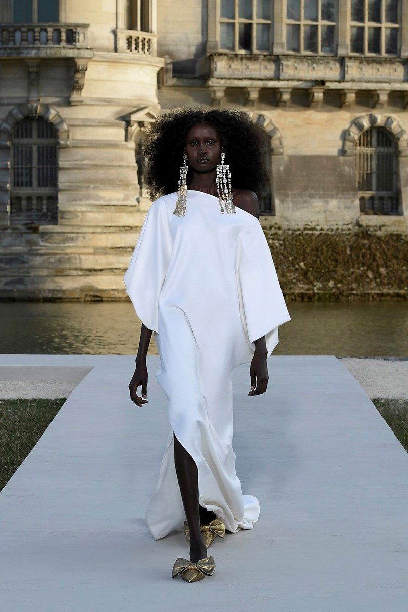 Valentino Haute Couture Fall/Winter 2023 -2024: Η απλότητα μέσα από την πολυπλοκότητα του μυαλού του Pierpaolo Piccioli - εικόνα 2