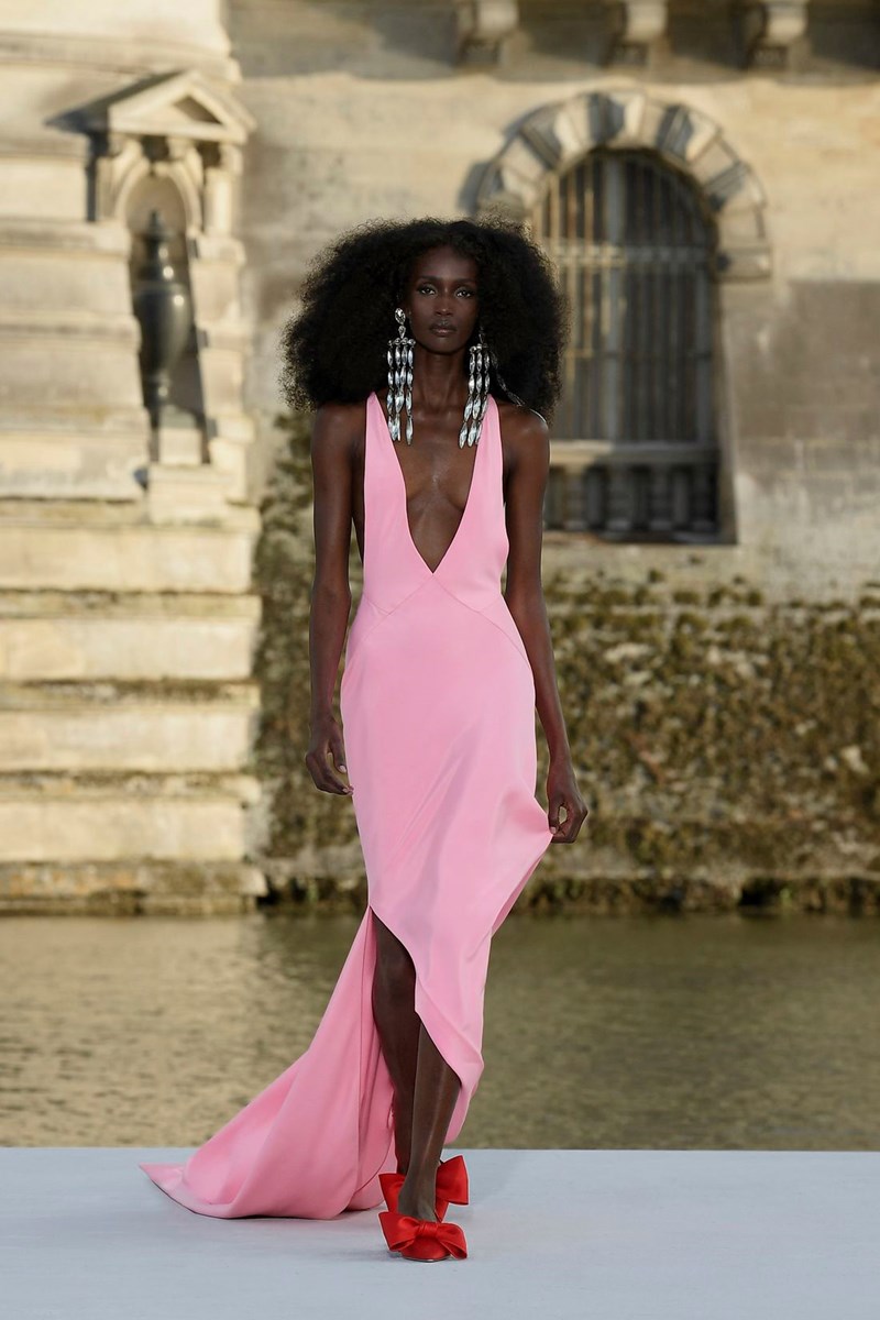 Valentino Haute Couture Fall/Winter 2023 -2024: Η απλότητα μέσα από την πολυπλοκότητα του μυαλού του Pierpaolo Piccioli - εικόνα 7