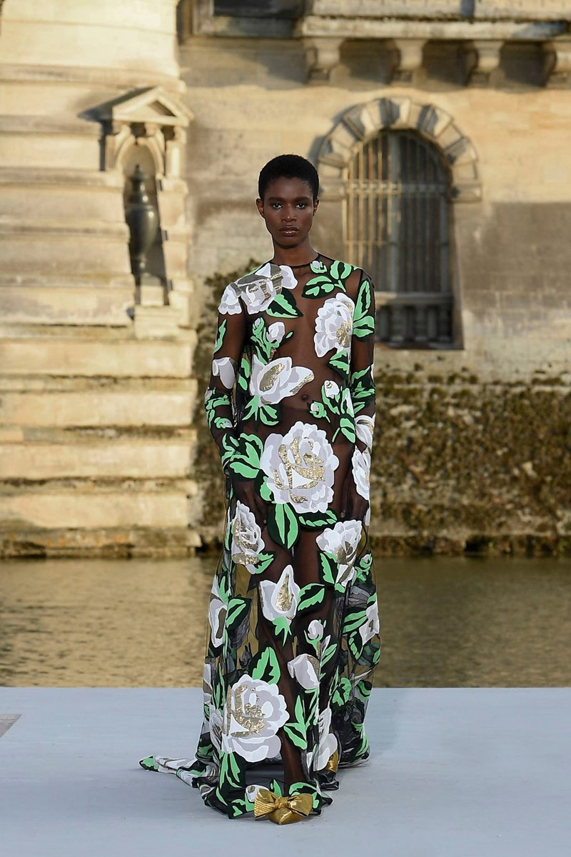 Valentino Haute Couture Fall/Winter 2023 -2024: Η απλότητα μέσα από την πολυπλοκότητα του μυαλού του Pierpaolo Piccioli - εικόνα 15