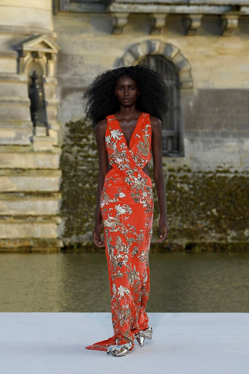 Valentino Haute Couture Fall/Winter 2023 -2024: Η απλότητα μέσα από την πολυπλοκότητα του μυαλού του Pierpaolo Piccioli - εικόνα 19