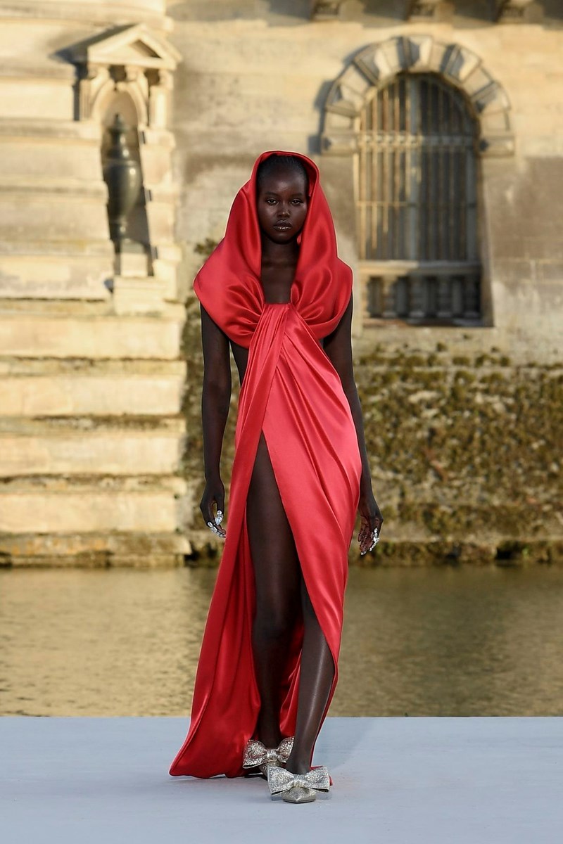 Valentino Haute Couture Fall/Winter 2023 -2024: Η απλότητα μέσα από την πολυπλοκότητα του μυαλού του Pierpaolo Piccioli - εικόνα 21
