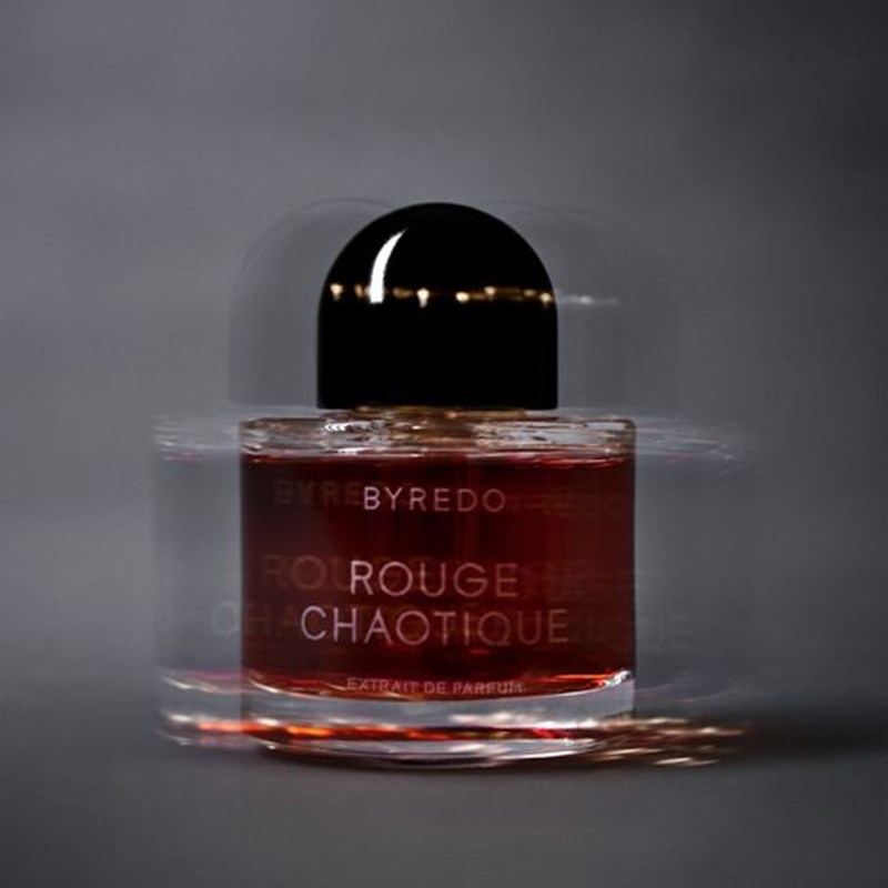 Η Byredo παρουσιάζει το Rouge Chaotique, το πρώτο oud gourmand άρωμα στη Night Veils Collection - εικόνα 1