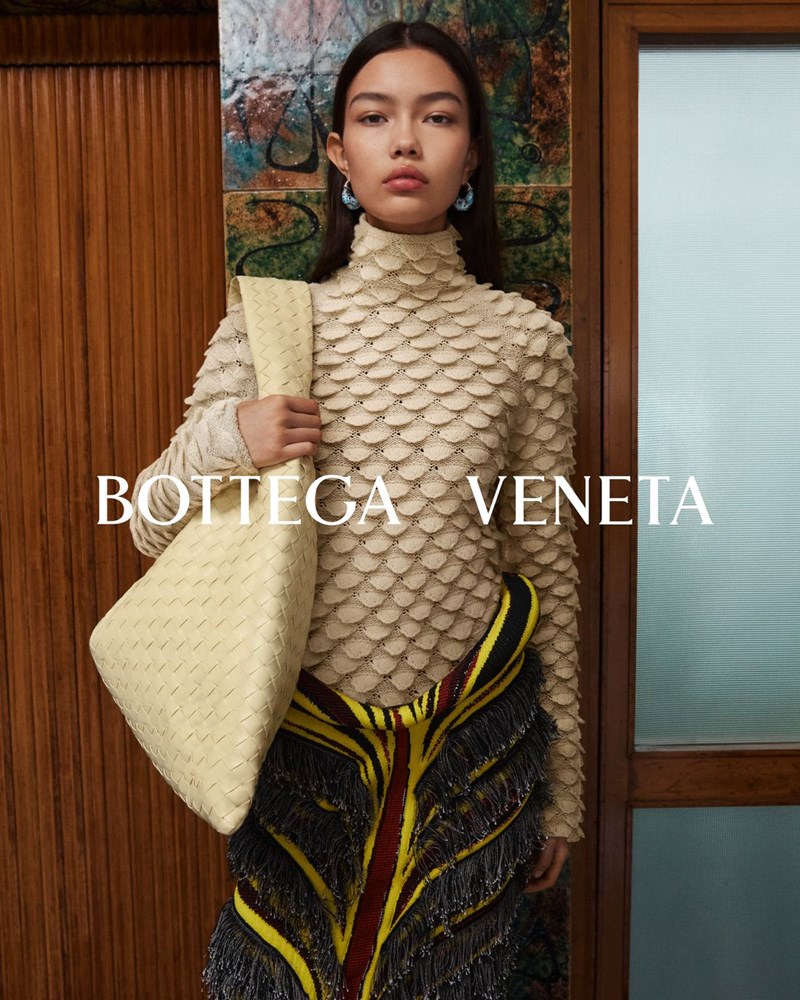 Bottega Veneta FW23: Η νέα καμπάνια του luxury brand παρουσιάζει το στιλ των busy και stylish Ιταλίδων - εικόνα 1