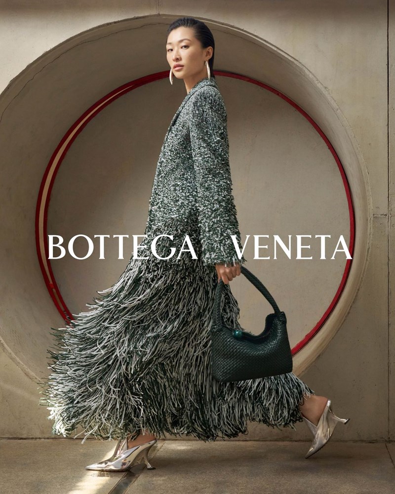 Bottega Veneta FW23: Η νέα καμπάνια του luxury brand παρουσιάζει το στιλ των busy και stylish Ιταλίδων - εικόνα 4