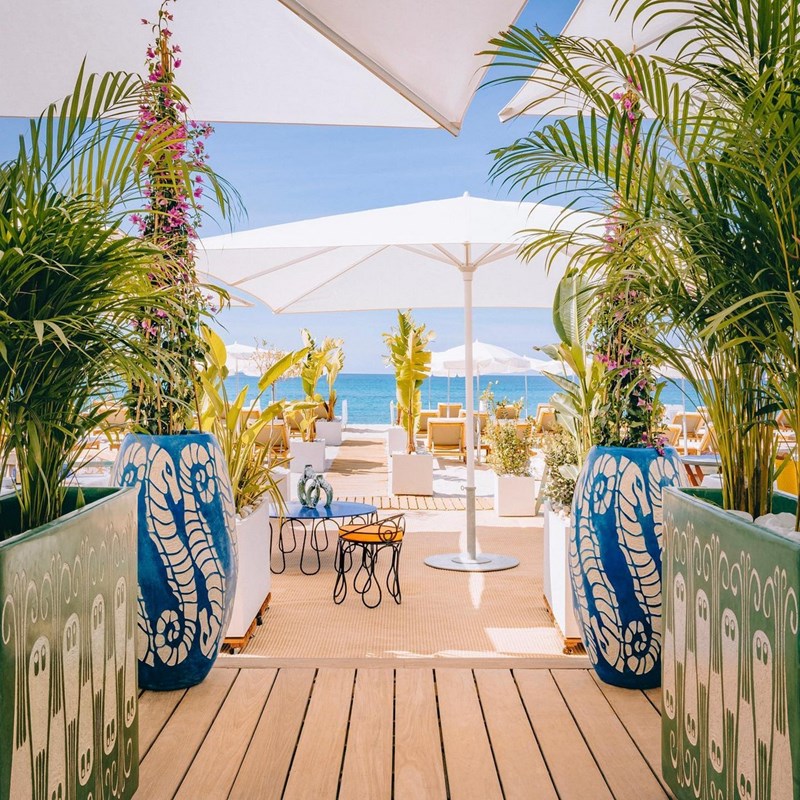 Το πολύχρωμο beach club του οίκου Vilebrequin είναι ένα καλοκαιρινό όνειρο στη Γαλλική Ριβιέρα - εικόνα 2