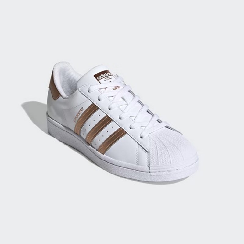 8 stylish sneakers που είναι ιδανικά για αυτή την περίοδο - εικόνα 2