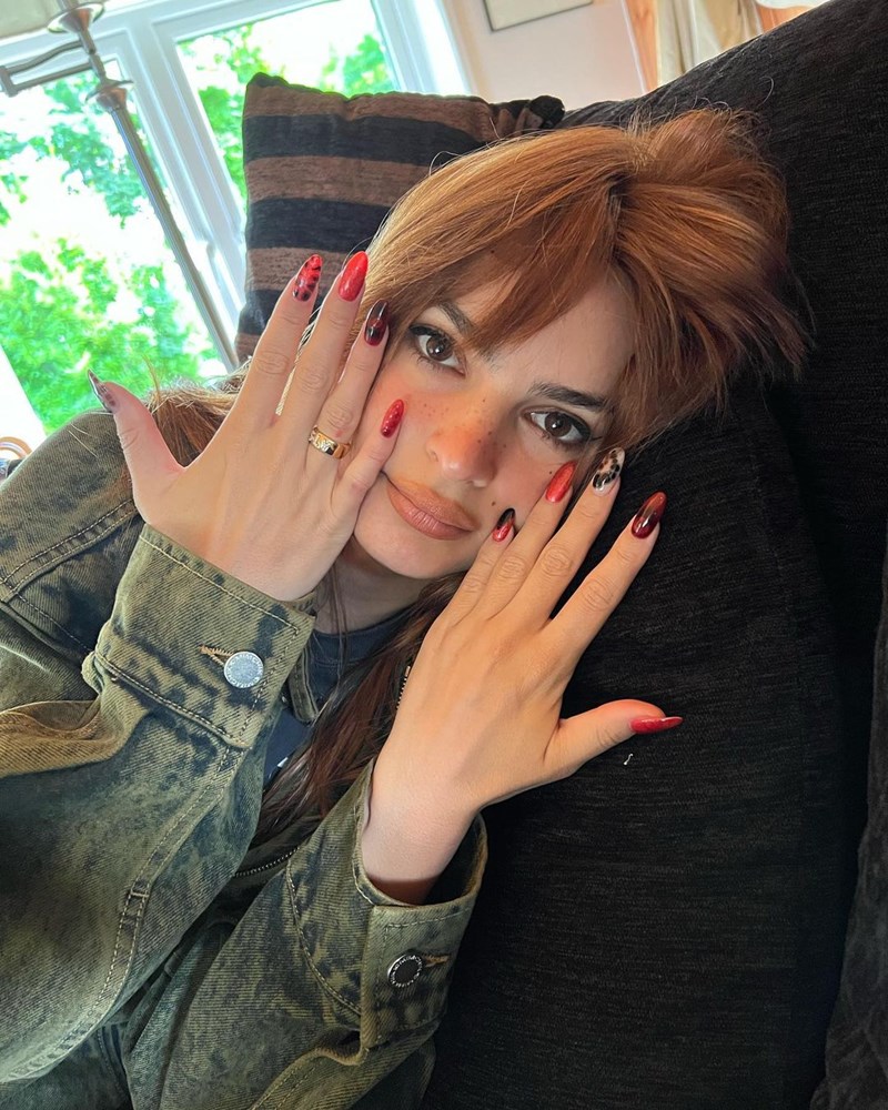 Το κόκκινο μανικιούρ της Emily Ratajkowski δεν είναι όπως αυτά που έχεις δει μέχρι σήμερα - εικόνα 1
