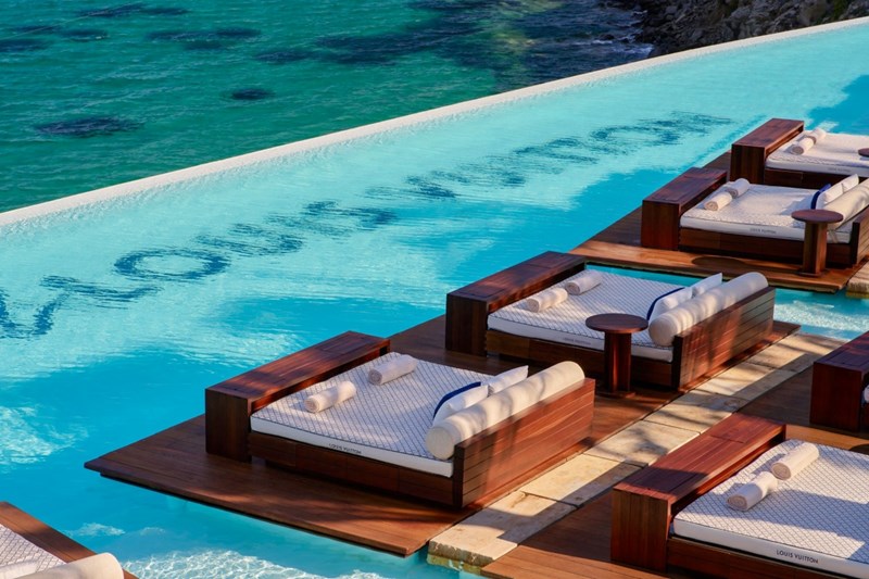 Ο οίκος Louis Vuitton  «ντύνει» με τη συλλογή του "LV By the Pool" την πισίνα του Zuma στη Μύκονο - εικόνα 2