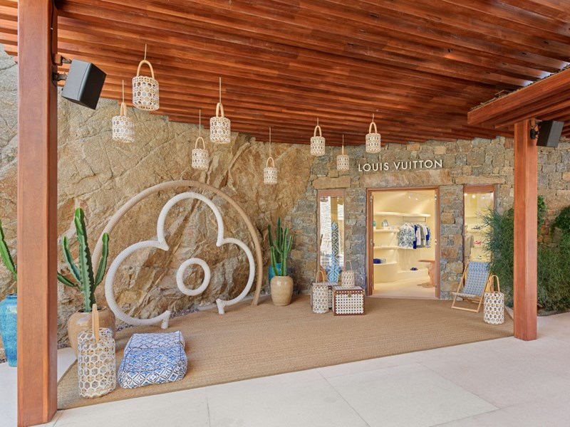 Ο οίκος Louis Vuitton  «ντύνει» με τη συλλογή του "LV By the Pool" την πισίνα του Zuma στη Μύκονο - εικόνα 1