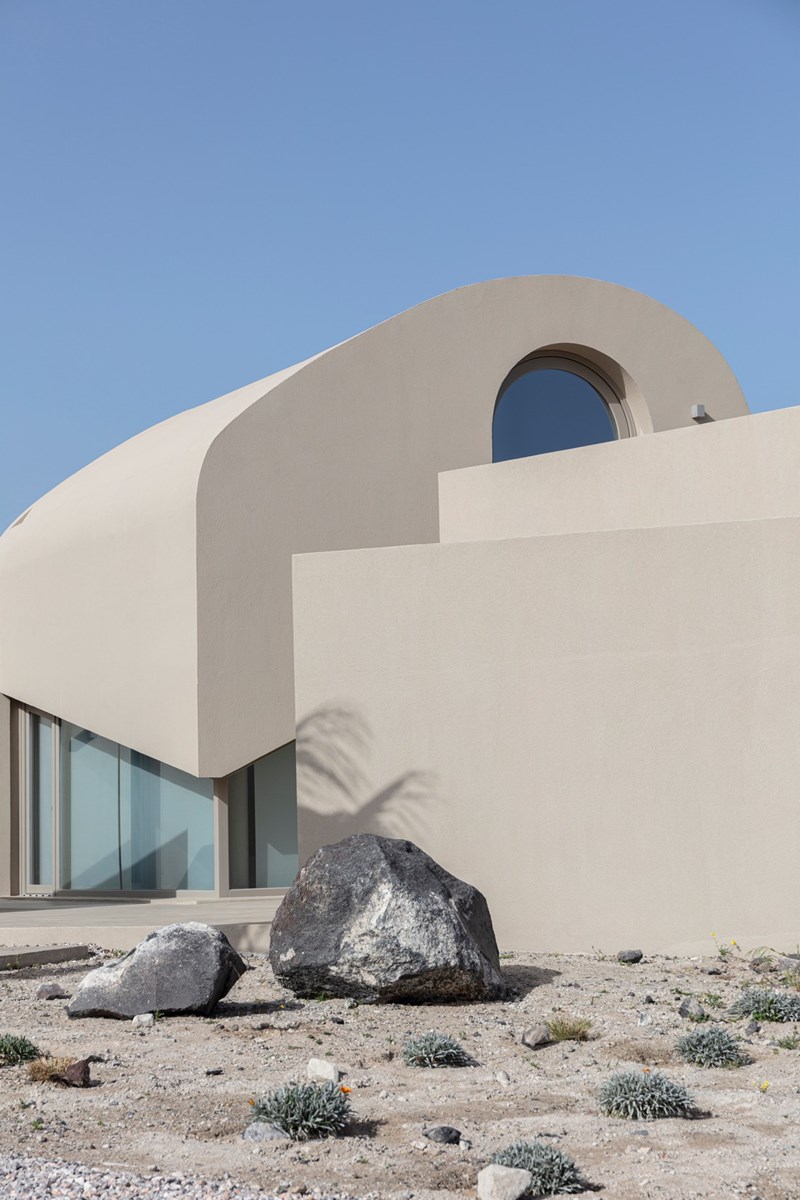Volcanic inspiration: Μία εκπληκτική κατοικία στη Σαντορίνη που εμπνέεται από το φυσικό τοπίο - εικόνα 1