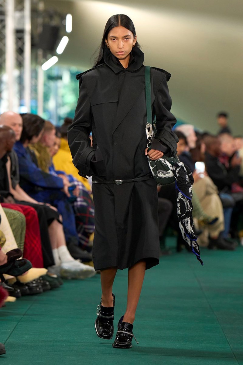 Burberry Summer 2024: Η νέα συλλογή του Daniel Lee εισάγει μία νεανική οπτική στη βρετανική κληρονομιά - εικόνα 2
