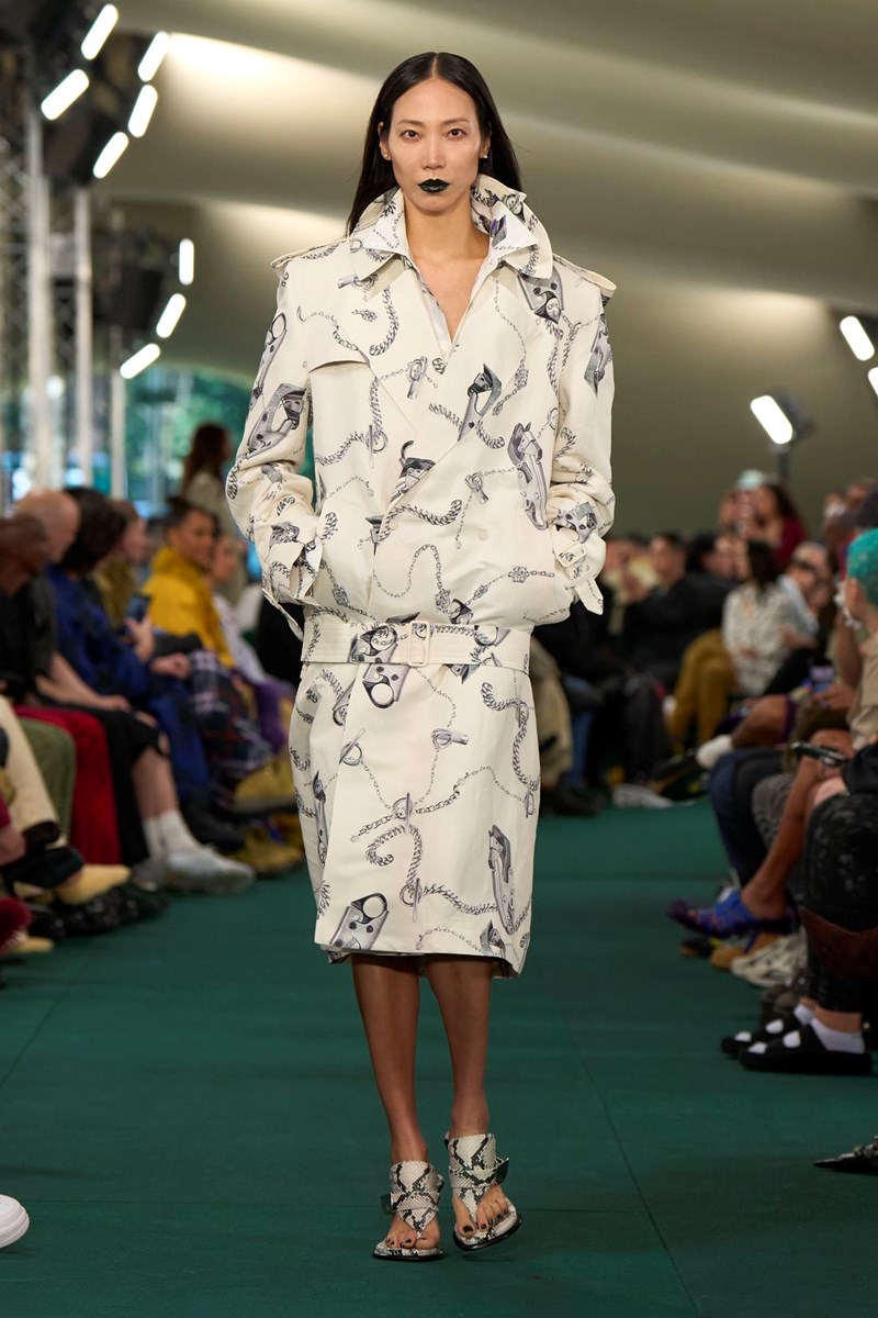 Burberry Summer 2024: Η νέα συλλογή του Daniel Lee εισάγει μία νεανική οπτική στη βρετανική κληρονομιά - εικόνα 3