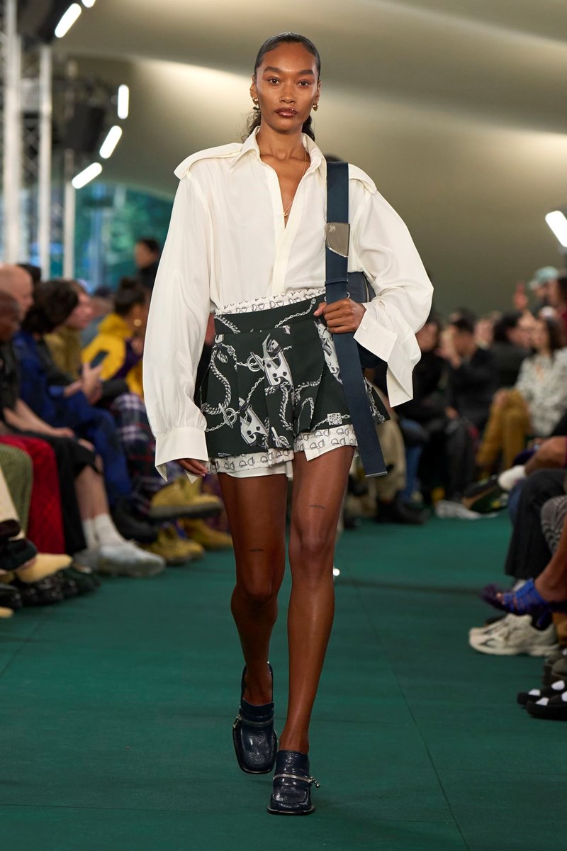 Burberry Summer 2024: Η νέα συλλογή του Daniel Lee εισάγει μία νεανική οπτική στη βρετανική κληρονομιά - εικόνα 4