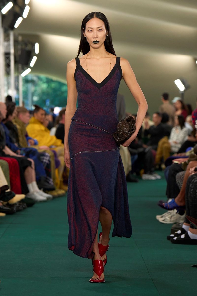 Burberry Summer 2024: Η νέα συλλογή του Daniel Lee εισάγει μία νεανική οπτική στη βρετανική κληρονομιά - εικόνα 12