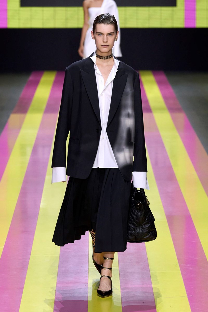 Dior SS24: Μία συλλογή αφιερωμένη στις γυναίκες επαναστάτριες που δεν φοβούνται τη φωτιά - εικόνα 15