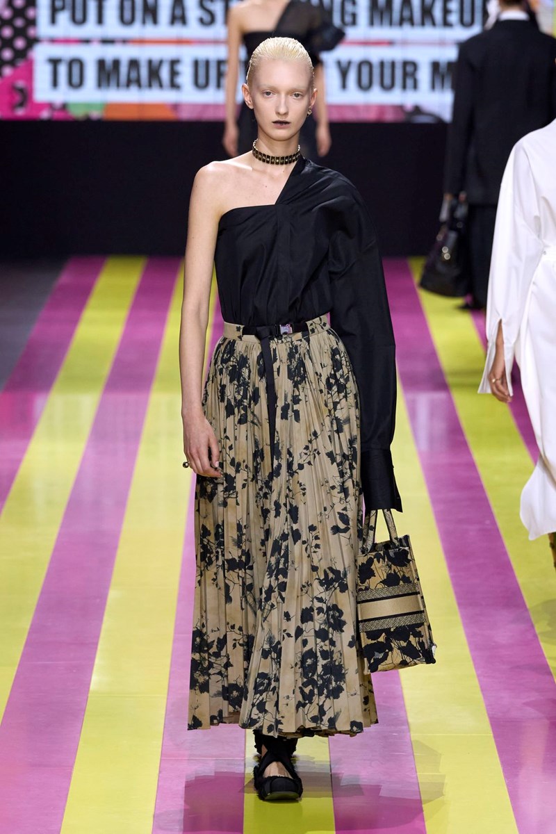 Dior SS24: Μία συλλογή αφιερωμένη στις γυναίκες επαναστάτριες που δεν φοβούνται τη φωτιά - εικόνα 20