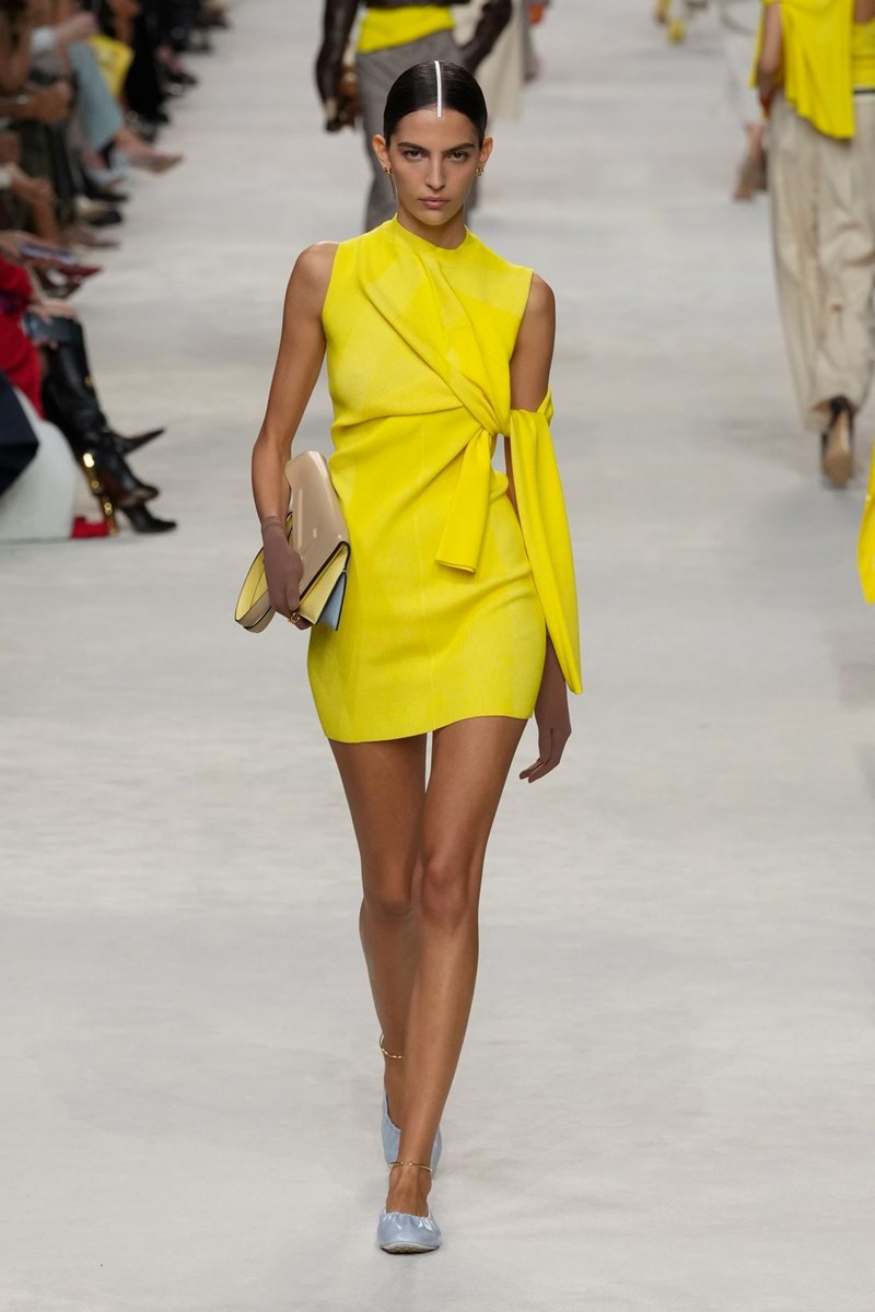 Fendi SS24: Ο Kim Jones για ακόμη μία φορά ψήφισε μινιμαλισμό - εικόνα 12