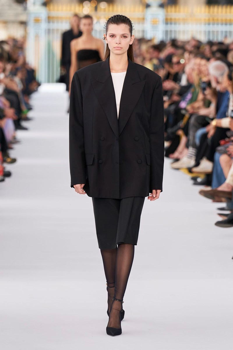 Givenchy SS24: Ο ρομαντισμός και η αδιαμφισβήτητη κομψότητα επέστρεψαν στο “σπίτι” τους - εικόνα 7