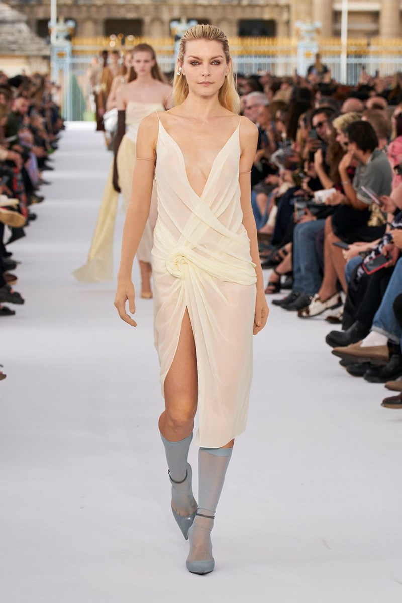 Givenchy SS24: Ο ρομαντισμός και η αδιαμφισβήτητη κομψότητα επέστρεψαν στο “σπίτι” τους - εικόνα 10