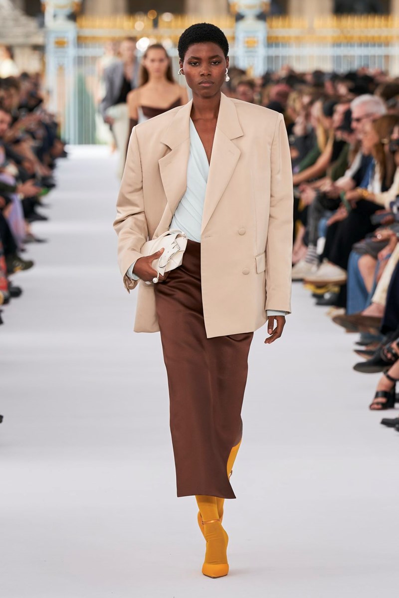Givenchy SS24: Ο ρομαντισμός και η αδιαμφισβήτητη κομψότητα επέστρεψαν στο “σπίτι” τους - εικόνα 11