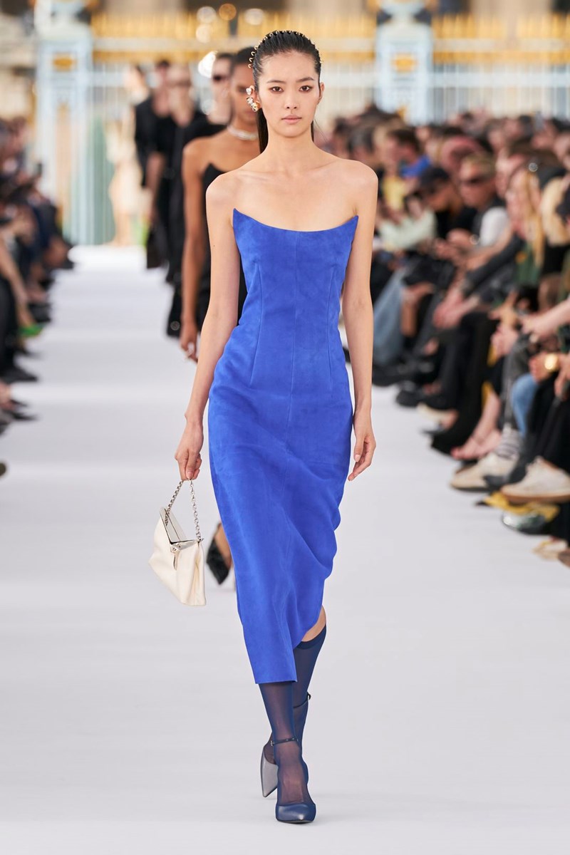 Givenchy SS24: Ο ρομαντισμός και η αδιαμφισβήτητη κομψότητα επέστρεψαν στο “σπίτι” τους - εικόνα 12