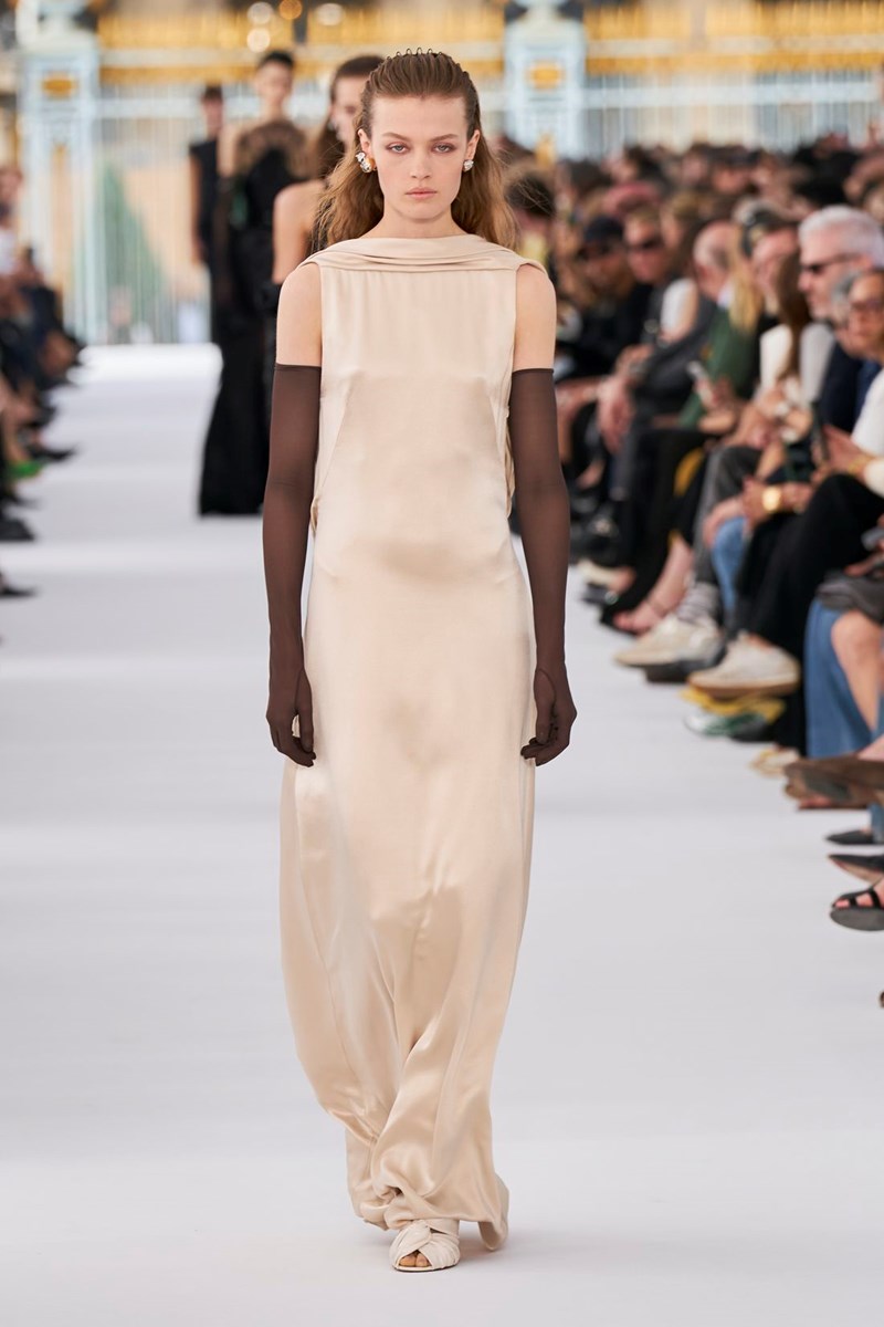Givenchy SS24: Ο ρομαντισμός και η αδιαμφισβήτητη κομψότητα επέστρεψαν στο “σπίτι” τους - εικόνα 16