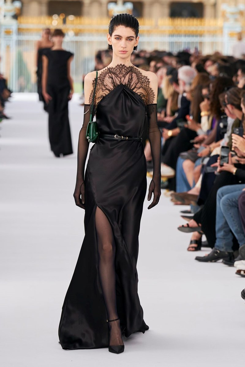 Givenchy SS24: Ο ρομαντισμός και η αδιαμφισβήτητη κομψότητα επέστρεψαν στο “σπίτι” τους - εικόνα 17