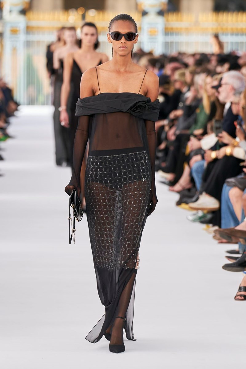 Givenchy SS24: Ο ρομαντισμός και η αδιαμφισβήτητη κομψότητα επέστρεψαν στο “σπίτι” τους - εικόνα 18