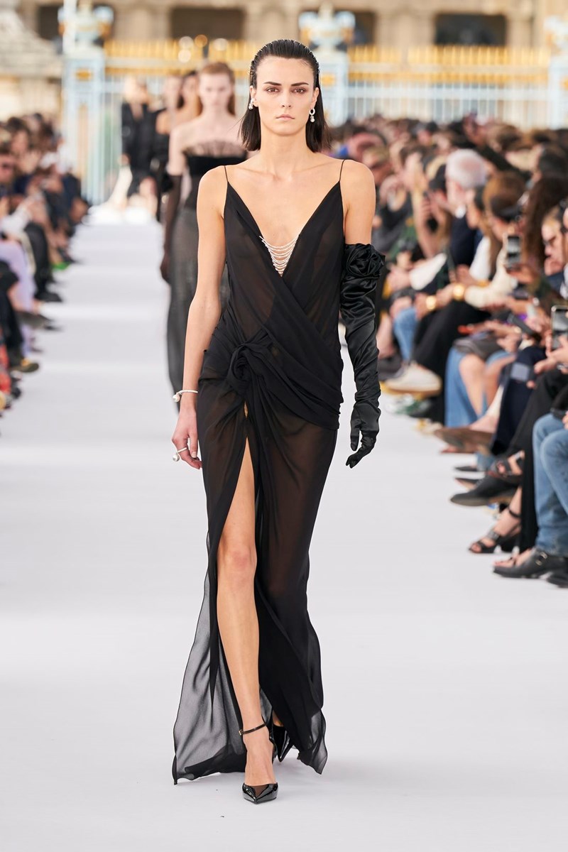 Givenchy SS24: Ο ρομαντισμός και η αδιαμφισβήτητη κομψότητα επέστρεψαν στο “σπίτι” τους - εικόνα 19