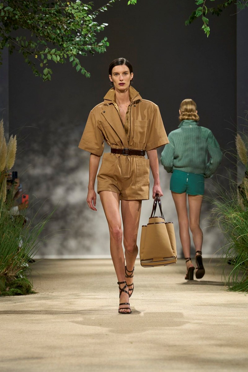 Max Mara SS24: Πώς ο Ian Griffiths κατάφερε να κάνει την πρακτικότητα stylish trend - εικόνα 7