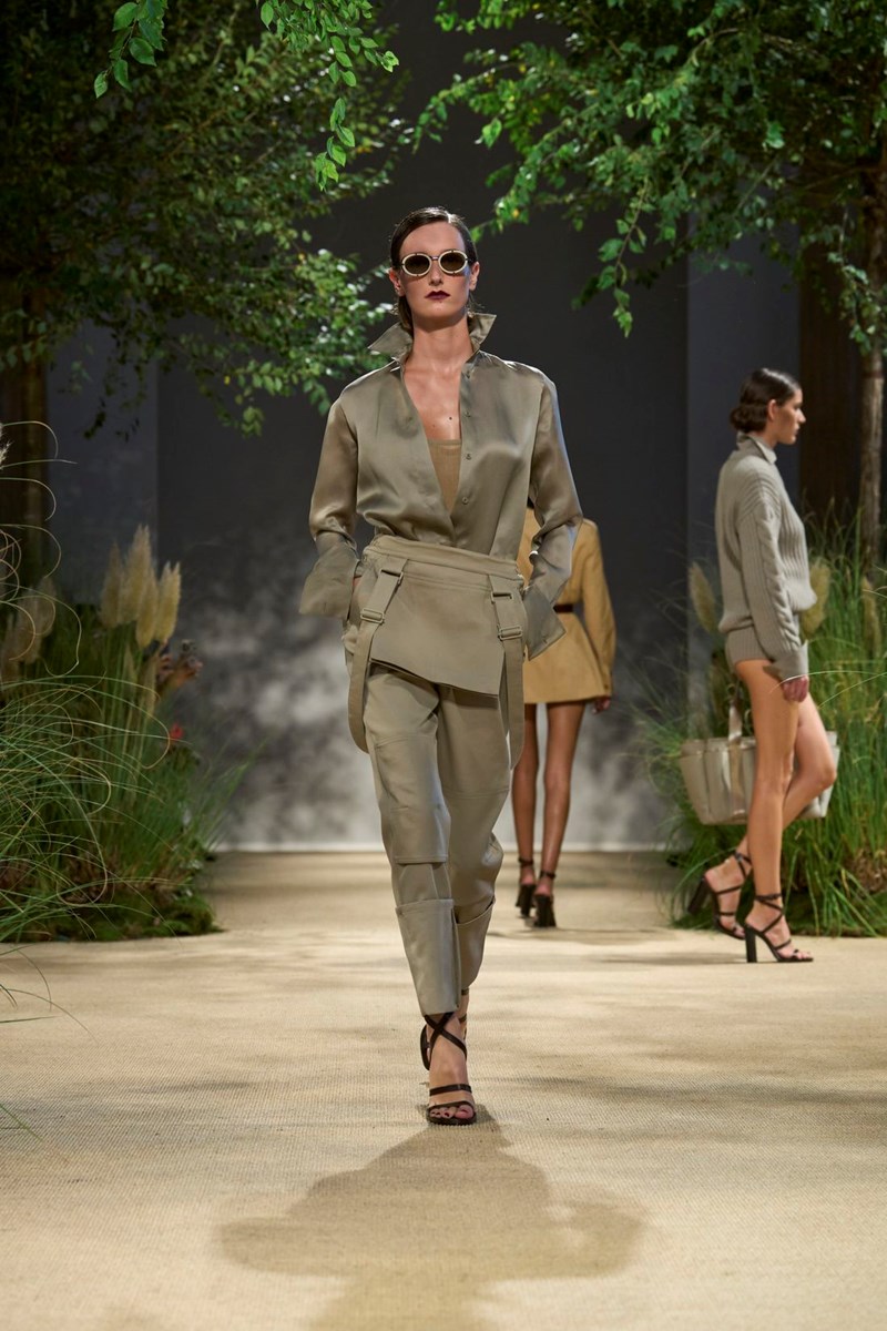 Max Mara SS24: Πώς ο Ian Griffiths κατάφερε να κάνει την πρακτικότητα stylish trend - εικόνα 10