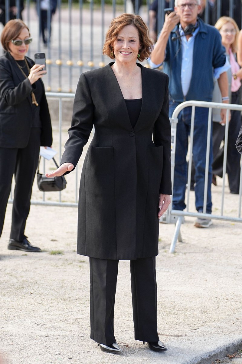Givenchy SS24: Ο ρομαντισμός και η αδιαμφισβήτητη κομψότητα επέστρεψαν στο “σπίτι” τους - εικόνα 2