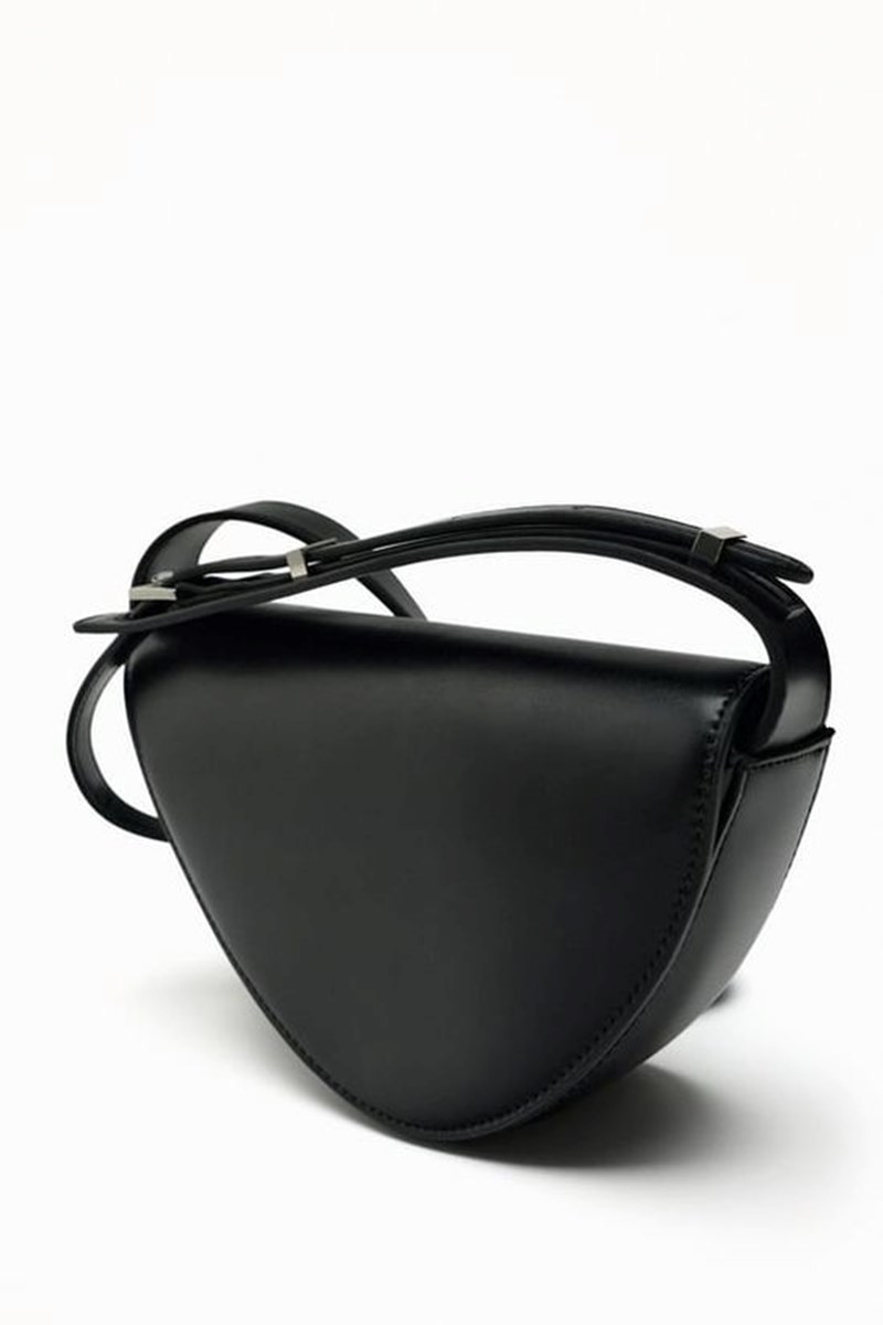 Βρήκαμε την crossbody τσάντα που θα βολευτείς όλο τον χειμώνα και κοστίζει μόνο 20 ευρώ - εικόνα 2