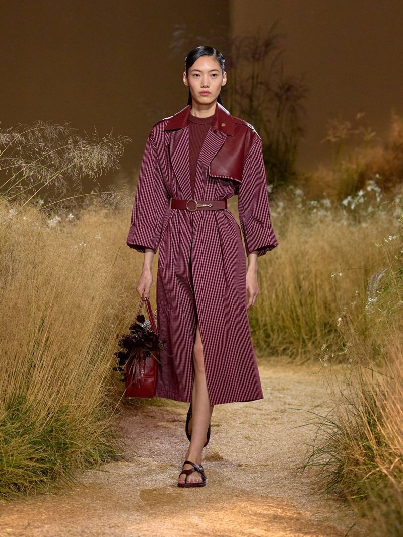 Hermès SS24: Το αυτοσχέδιο "πικ νικ" του οίκου ήταν μία ωδή στα κομψά μονοχρωματικά looks - εικόνα 2