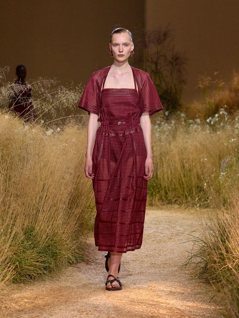Hermès SS24: Το αυτοσχέδιο "πικ νικ" του οίκου ήταν μία ωδή στα κομψά μονοχρωματικά looks - εικόνα 3
