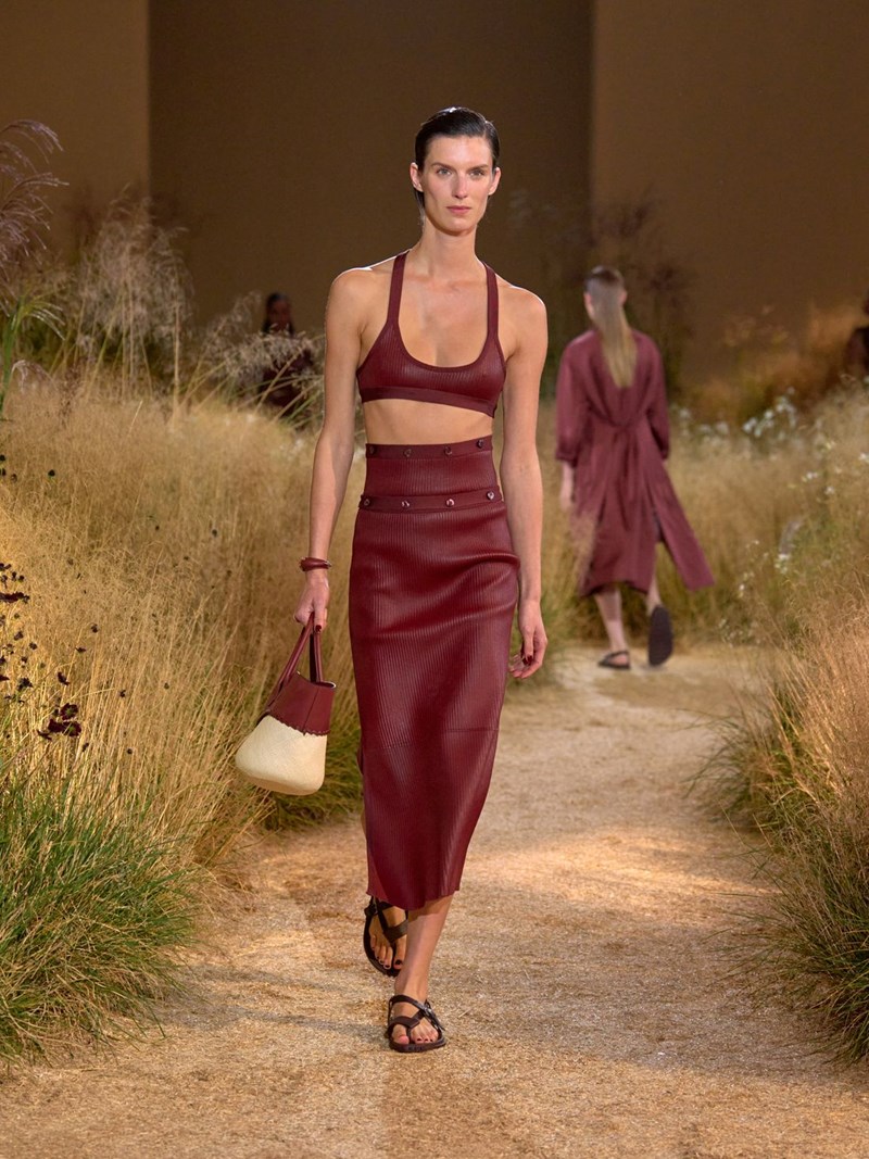 Hermès SS24: Το αυτοσχέδιο "πικ νικ" του οίκου ήταν μία ωδή στα κομψά μονοχρωματικά looks - εικόνα 5