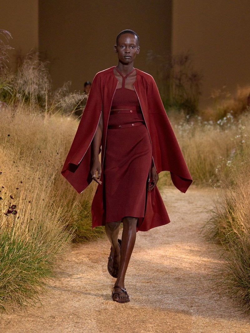 Hermès SS24: Το αυτοσχέδιο "πικ νικ" του οίκου ήταν μία ωδή στα κομψά μονοχρωματικά looks - εικόνα 6