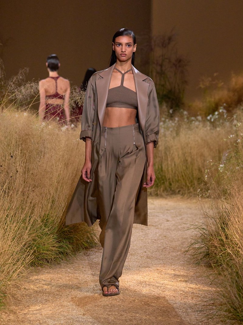 Hermès SS24: Το αυτοσχέδιο "πικ νικ" του οίκου ήταν μία ωδή στα κομψά μονοχρωματικά looks - εικόνα 8