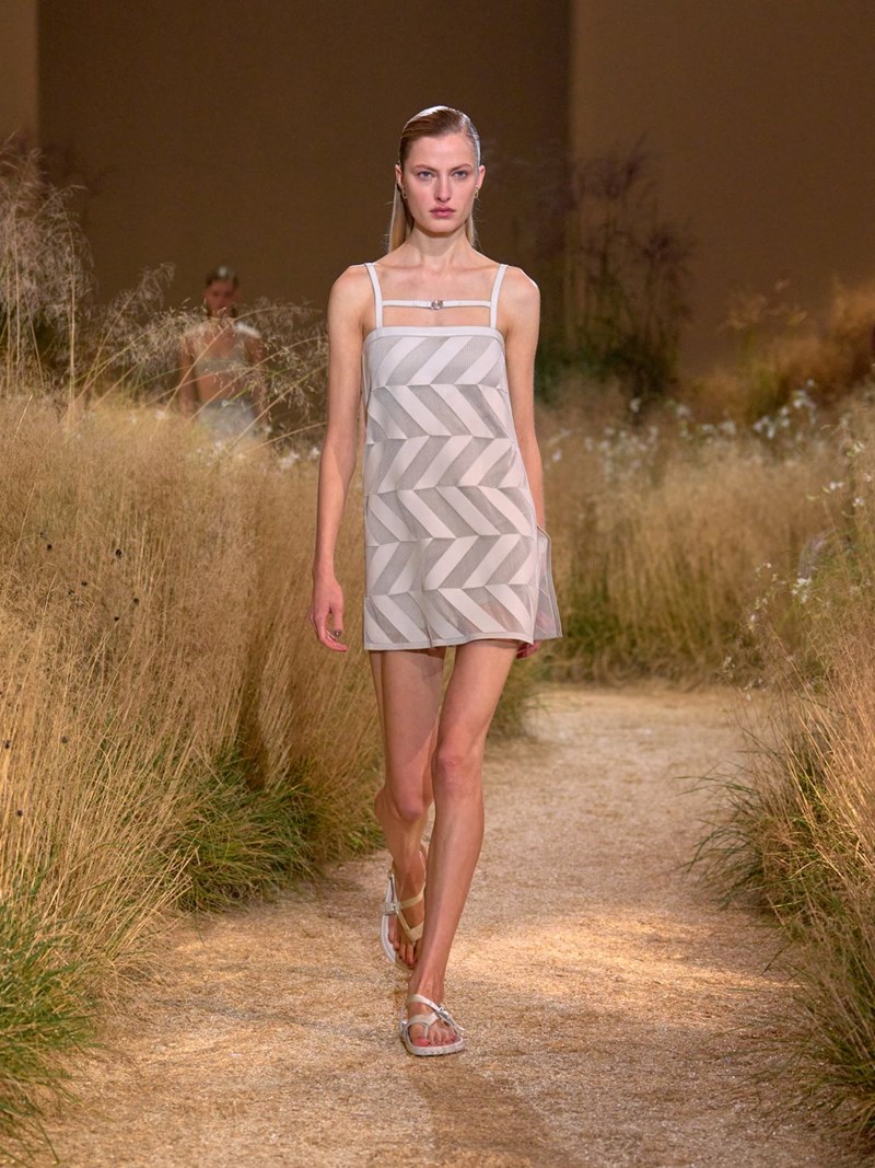 Hermès SS24: Το αυτοσχέδιο "πικ νικ" του οίκου ήταν μία ωδή στα κομψά μονοχρωματικά looks - εικόνα 12