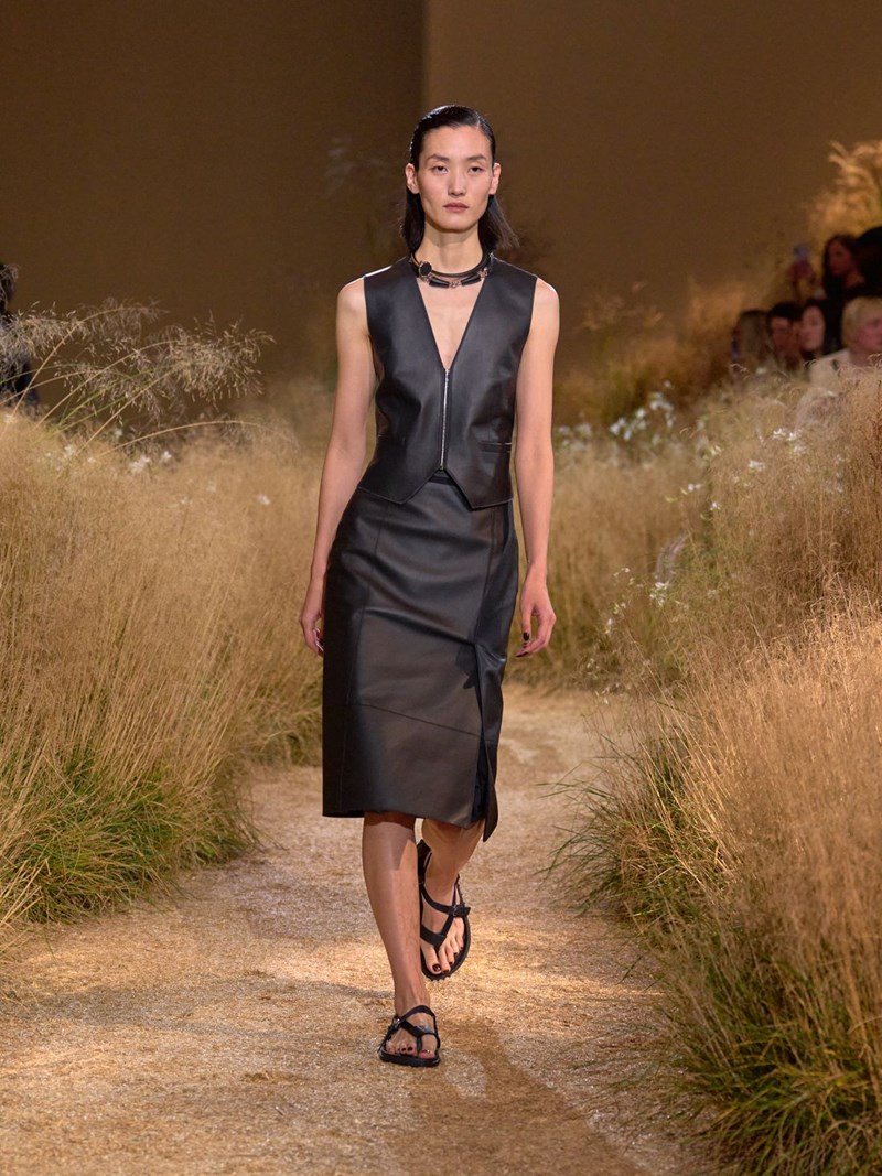Hermès SS24: Το αυτοσχέδιο "πικ νικ" του οίκου ήταν μία ωδή στα κομψά μονοχρωματικά looks - εικόνα 13