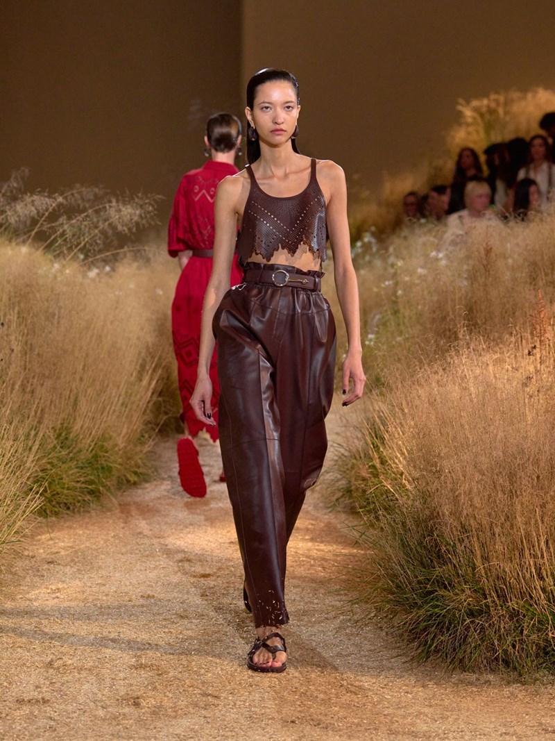 Hermès SS24: Το αυτοσχέδιο "πικ νικ" του οίκου ήταν μία ωδή στα κομψά μονοχρωματικά looks - εικόνα 16