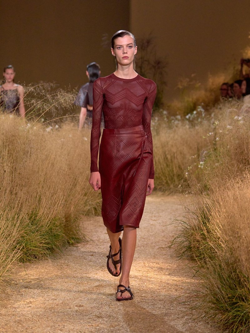Hermès SS24: Το αυτοσχέδιο "πικ νικ" του οίκου ήταν μία ωδή στα κομψά μονοχρωματικά looks - εικόνα 17
